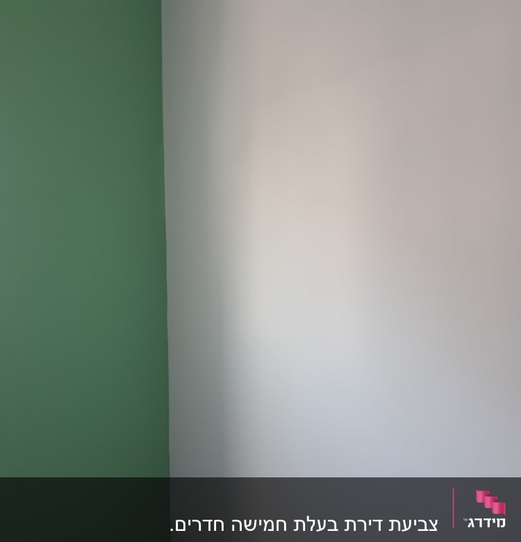 קיר צבוע ירוק ולבן עם חלון בצד